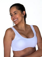 top deportivo blanco para mujer con soporte medio, ideal para gimnasio