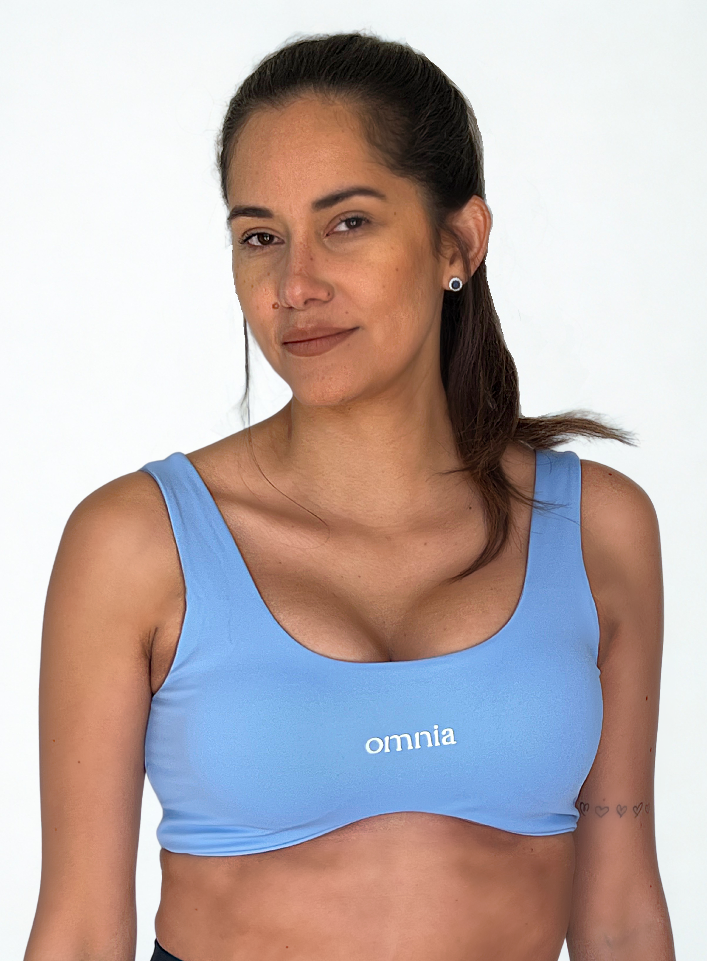 top deportivo celeste para mujer con soporte medio, ideal para yoga y pilates