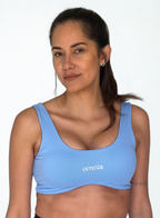 top deportivo celeste para mujer con soporte medio, ideal para yoga y pilates