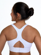 top deportivo blanco para mujer con soporte alto, ideal para entrenamiento intenso y crossfit