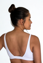 top deportivo blanco para mujer con soporte medio, ideal para gimnasio
