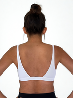 top deportivo blanco para mujer con soporte medio, ideal para gimnasio